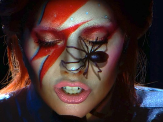 La icónica Lady Gaga y su tributo a David Bowie en los Grammy de 20016, interpretando todas las facetas del rockstar. Gaga se llevó todos los aplausos al cantar Space Oddity, Ziggy Stardust y Changes, además de su colorido maquillaje y atuendos