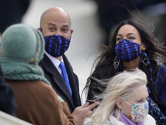 El senador Cory Booker y Rosario Dawson (Photo by Drew Angerer/Getty Images/AFP)<br/>