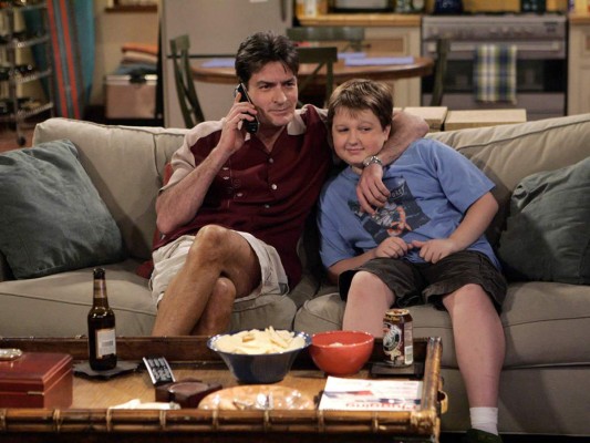 En marzo del 2011, Warner Bros decidió prescindir de los servicios de Sheen. La decisión fue tomada con motivo de los excesos del actor (fiestas, drogras y alcohol), los cuales obligaban a suspender o incluso a cancelar las grabaciones de la serie.