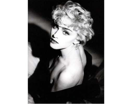 Madonna Louis Ciccone nació un 16 de agosto de 1958, en Bay City, Michigan, tiene descendencia francesa por parte de su madre e italiana por el lado paterno. Era llamada 'Little Noni' para distinguirse de su madre quien tiene el mismo nombre