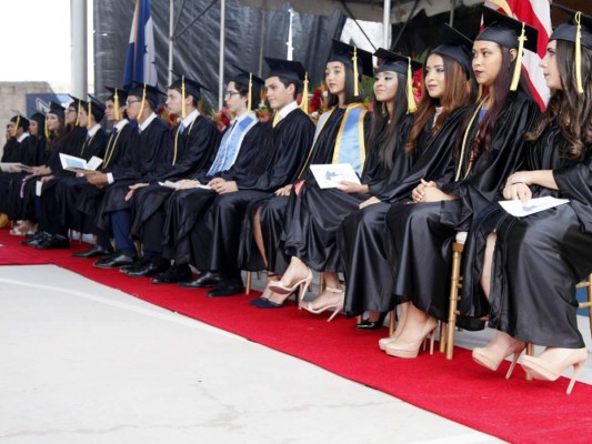 Graduación de los seniors de la Discovery School