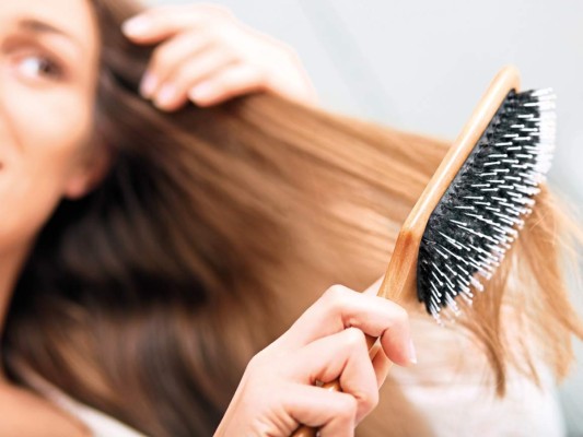 1.No te cepillas antes de lavarlo. Un error muy común. El cabello es muy frágil cuando está mojado y más propenso a enredarse. Para prevenir esos nudos imposibles, cepíllalo bien antes de lavarlo. Si eres de aquellas que se pasan un peina bajo la ducha, aplica antes acondicionador, desenrédalo con los dedos y luego pasa un peine de dientes anchos antes de enjuagar.<br/>