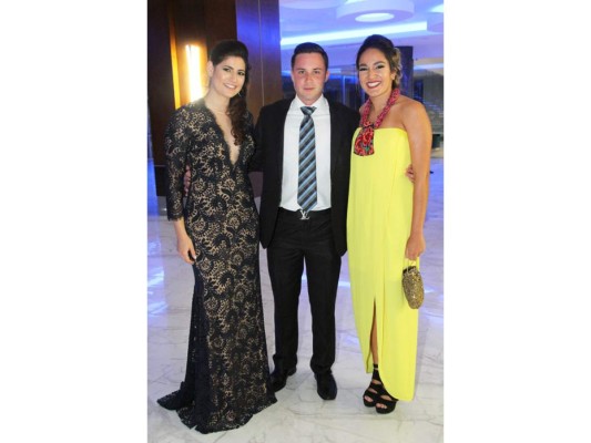 Nicole Abraham, Dalton Barrose y Georgina Dimitrakis.