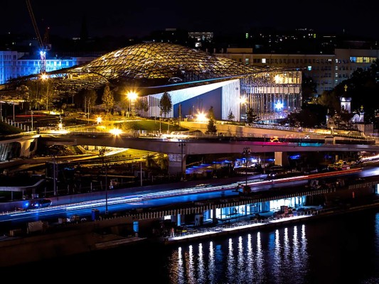 Parque Zaryadye, Rusia<br/>Incluye el parque, plaza urbana, espacio social, equipamiento cultural y armadura recreativa, las múltiples áreas naturales entre ellas la de tundra, estepas, bosque y humedal donde los visitantes podrán disfrutar de en 14 mil metros cuadrados que incluyen un voladizo de 70 metros sobre el río Moscú, restaurante, mercado, dos anfiteatros y para rematar una equipada sala de conciertos filarmónicos.