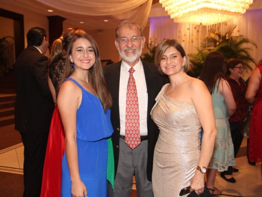 Arielle Canahuati, Marco Rieti y Mariela Canahuati.