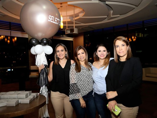 Monique García, Karla Zeron, Bessy López y Maureen Higgins