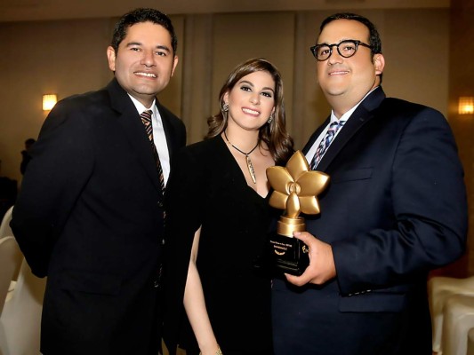 Entrega de Premio Presidencial Orquídea Empresarial a Emgahsa