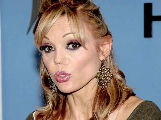 Carmen Campuzano. Comenzó a consumir cocaína. No fue el ambiente en que se desenvolvía, fueron 'fracturas emocionales, traiciones de pareja, malas jugadas', las que la condujeron a un paréntesis 'oscuro y triste' en su vida. Hoy lleva seis años limpias sin consumir nada de que lo que antes la llevo a desfigurarse la cara y perde a sus hijas.