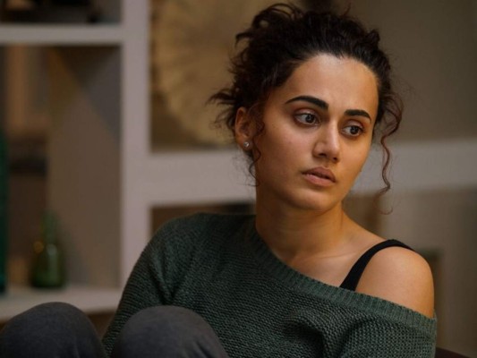 Pink<br/>Una historia que se enfoca en el abuso sexual y discriminación hacia las mujeres en la India, Amitabh Bachchan interpreta a un abogado que defiende a tres mujeres que atacaron a un violador. La trama se enfoca en estas tres amigas.<br/>