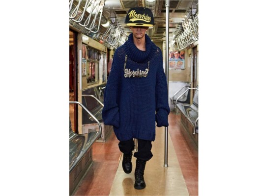 Moschino presentó su colección pre-fall 2020 en un vagón del metro de Nueva York
