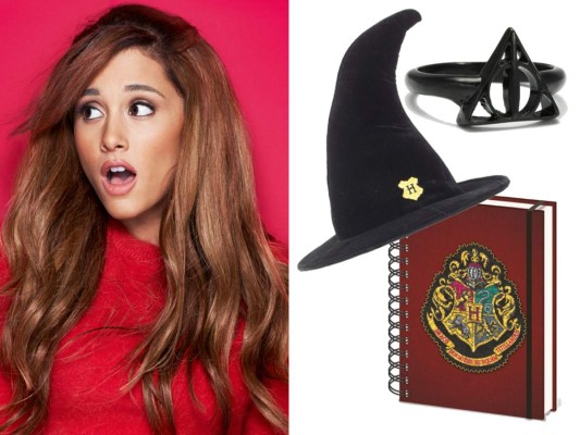Ariana Grande. Ama la saga Harry Potter y se define como una de las más fieles seguidoras de J.K. Rowling y no duda en adquirir todo lo relacionado a Harry.
