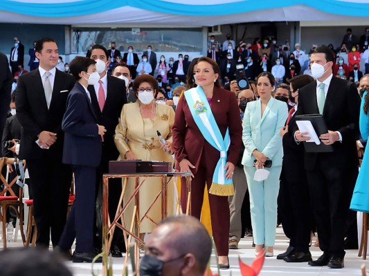Por segunda vez los Zelaya Castro llegaron a presentarse al pueblo hondureño y al mundo entero como la primera familia presidencial. Los papeles se invirtieron y luego que en 2006 acompañaran a Mel Zelaya a su investidura, esta vez la familia asistió orgullosa la toma de posesión de Xiomara Castro