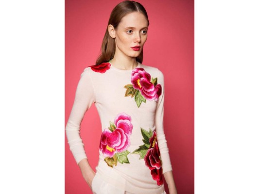 Flores oversize sobre un top nude by Naeem Khan