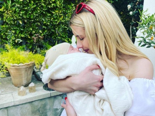 Emma Roberts decidió conmemorar esta fecha tan especial publicando una fotografía en su feed muy tierna abrazando a su hijo.