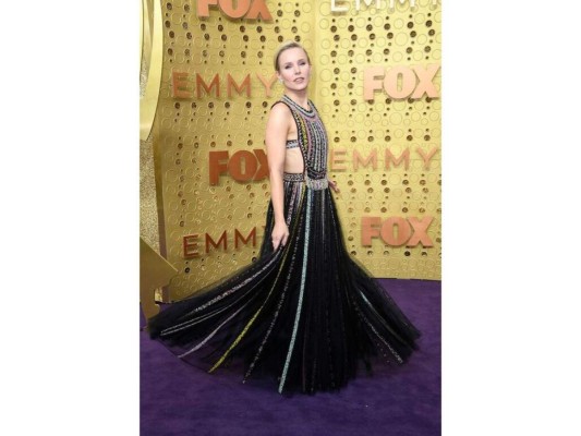 De la línea Dior, Kristen usando un vestido de multicolores, luciendo espectacular en la Red Carpet por los Emmys 2019