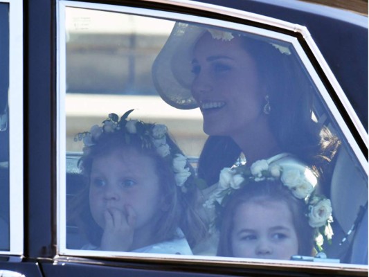La Duquesa de Cambridge junto con sus hijos el Príncipe George y la princesa Charlotte quienes participaron en el cortejo.