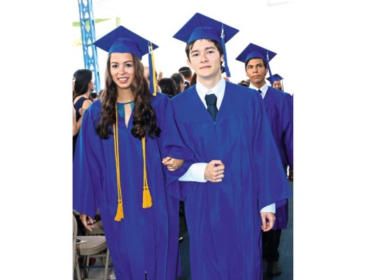 La graduación de los seniors 2016 de Macris School