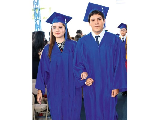 La graduación de los seniors 2016 de Macris School