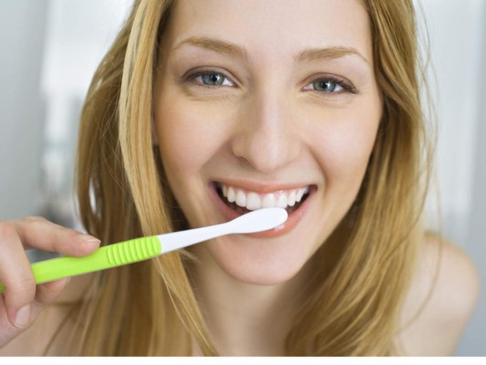 La mayoría de problemas dentales ocurren por los errores que cometemos en nuestra rutina diaria de higiene bucal