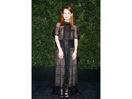 Julianne Moore llevaba un vestido largo de encaje negro de la colección Métiers d'Art Paris in Rome 2015/16.