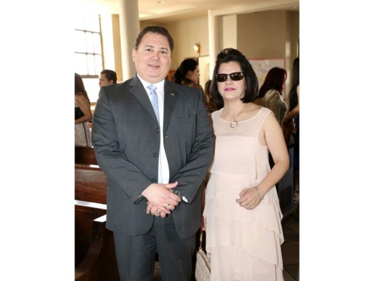 Javier y Viviana Guevara bautizan a su hija Ariana Sofía