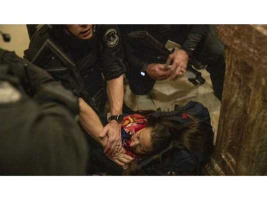 Lo más lamentable de este altercado fue la muerte de una de las simpatizantes de Trump, quien fue herida con un disparo que le alcanzó el cuello. Según los testigos, fue un miembro de seguridad de la sede legislativa el que acabó con la vida de esta mujer. Una cadena de televisión local de California identificó a la fallecida como Ashli Babbit, una partidaria de Trump que había servido durante 14 años en la Fuerza Aérea.