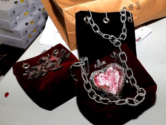 Accesorios personalizados con motivos religiosos de la colección Verano 2022 de Liena Barahona, estudiante de la carrera de Diseño de Moda de UNITEC