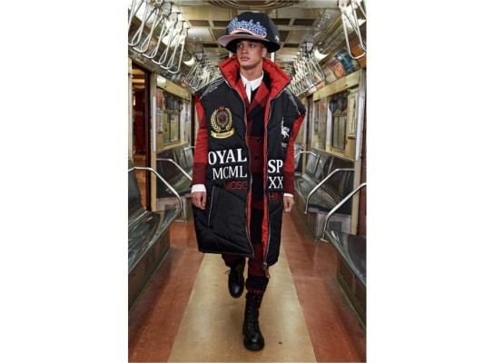 Moschino presentó su colección pre-fall 2020 en un vagón del metro de Nueva York