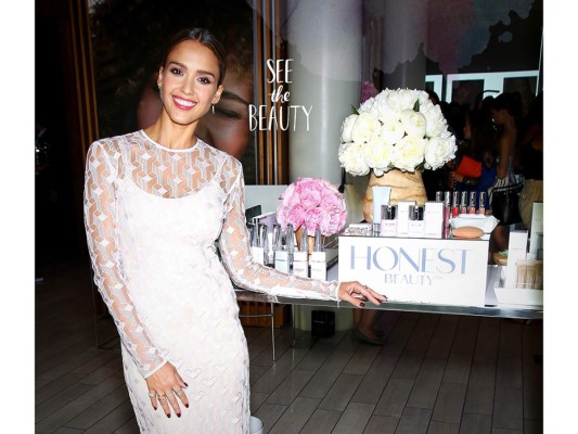 Bases, pintalabios, sombras, lápices de colores son algunos de los cosméticos de la línea 'Honest Company' de la actriz Jessica Alba. Sus productos que se caracterizan por ser ecológicos, producidos por un equipo de cosmetólogos, estilistas de maquillaje, dermatólogos y profesionales de belleza.