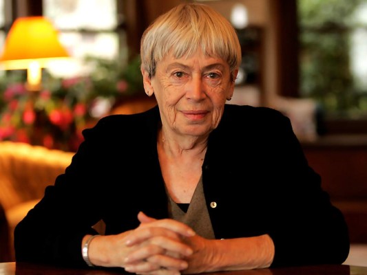 7-Ursula K, Leguin: escritora Estadounidense, falleció el 22 de Enero a los 88 años a causa de vario meses con problemas en la salud