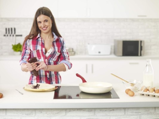 4. Come lo que debe ser: No sólo pienses en trabajar, sino en desintoxicar tu cuerpo. Recurre a aquellos alimentos que te ayudan a recargar las baterías y que te dan aportes energéticos considerables, como las proteínas, frutas y cualquier alimento que contenga vitamina B: su carencia tiene como final una mala función de la glándula suprarrenal, aquella que permite que la energía se mantenga en nuestro organismo por más tiempo. Alimentos como las uvas, el melocotón, las semillas y los cereales tienen componentes que hacen que el flujo de energía sea mayor.
