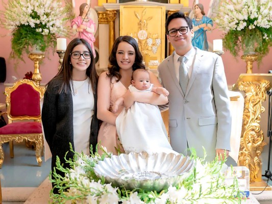 La pequeña Aitana junto a su hermana y sus padres