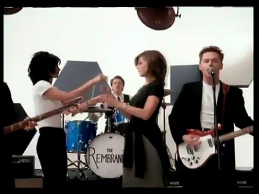 Sabías que la actriz participó en varios videos musicales de grupos conocidos como ''I Want To Be In Love” de Melissa Etheridge, “Walls” de Tom Petty and the Heartbreakers y por supuesto no podría faltar el track icono de la famosa serie Friends donde ella colabora en el video oficial The Rembrandts con su melodía ''Ill be there for you''