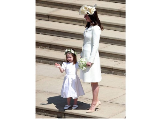 La segunda aparición de la Duquesa de Cambridge después de dar la luz a su tercer hijo, al lado su hija, la princesa Charlotte.