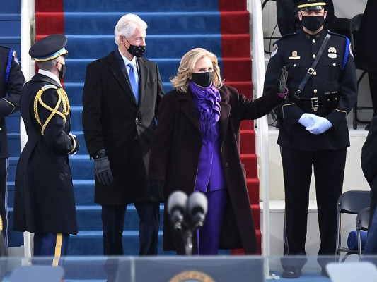 El expresidente Bill Clinton y su esposa Hillary a su llegada a la investidura de Joe Biden (Photo by ANDREW CABALLERO-REYNOLDS / AFP)