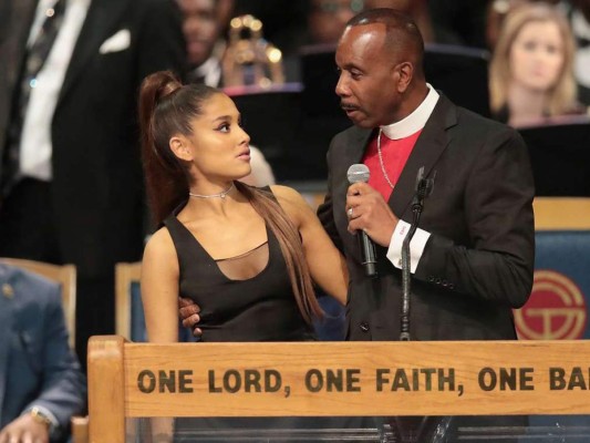 Pastor se disculpa por manosear a Ariana Grande durante el funeral de Aretha Franklin