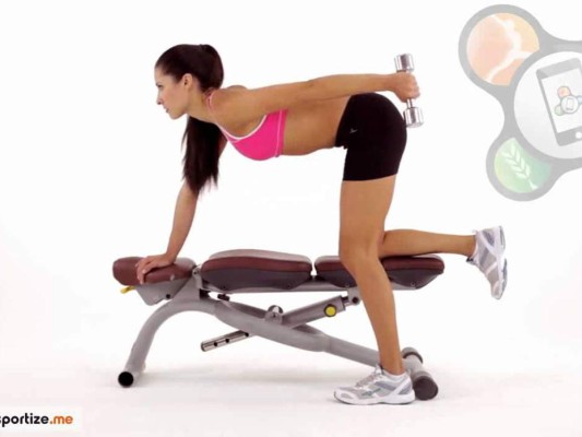 Apóyate en una silla o banco y coloca tus hombros a la misma altura y mantén el pecho elevado. Asegúrate de que tu codo no descienda durante el movimiento y, realiza 3 series de 15 a 20 repeticiones.