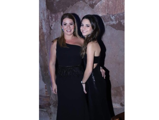 Karla y Valentina Atala