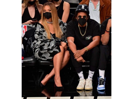 Beyoncé y Jay-Z. En el juego de los Brooklyn Nets vs Milwaukee Bucks, se le vio a esta bonita pareja con un look en combinación de tonos negros y plateados. Beyoncé utilizó una chaqueta de David Koma con tachuelas y zapatos negros de Christian Louboutin.