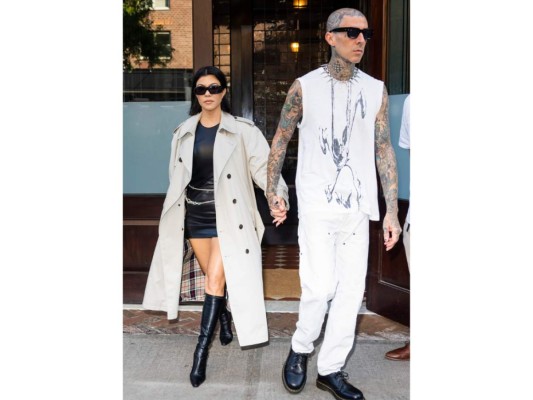 Travis Baker y Kourtney Kardashian. Con una combinación claro - oscuro, Kourt optó por una minifalda y top negro a juego con botas altas y una chaqueta larga oversize blanca haciendo conjunto con Travis, quien vistió pantalones, camiseta sin mangas todo en tono blanco con zaptillas negras.