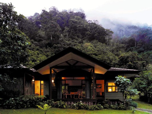 Costa Rica, pura vida para todos<br/> Este país centroamericano tiene todo lo que a los niños les encanta incluyendo animales exóticos, volcanes y playas interminables, y sobretodo lo que los padres buscan más: seguridad. Pasa unos días en la península de Papagayo recorriendo la selva tropical, sé testigo del desove de las tortugas en las áreas protegidas y visita los tesoros escondidos de los parques nacionales Corcovado y Juan Castro Blanco, entre otros.<br/>