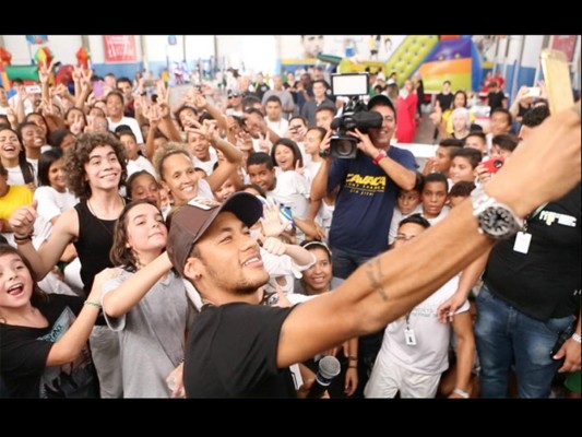 Selfies.<br/>Amante de los selfies, es muy activo en redes sociales. A través de Instagram comparte fotos con sus amigos, compañeros futbolistas y especialmente con su adorado hijo Davi y sus padres.