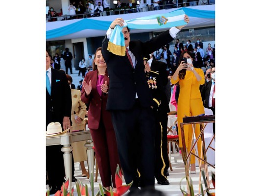 La nueva banda presidencial conllevó un mes de trabajo y según su creadora, lo más complejo fue escoger los hilos con el tono azul turquesa.