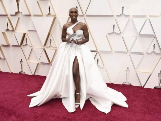 Las nominaciones fueron duramente criticadas porque solo una actriz, Cynthia Erivo, entró en las categorías de actuación y ninguna mujer fue nominada en la categoría de dirección.<br/><br/>Estos problemas se pensaban estaban en vía a solucionarse, después de que el año pasado los premios fueran exponencialmente más diversos.<br/>
