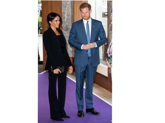 Meghan Markle y el príncipe Harry visten trajes en los premios WellChild