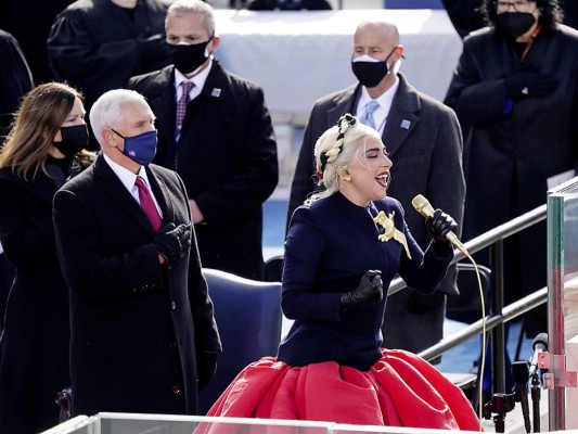 Su hair look también impresionó. Lady Gaga optó por un elaborado recogido mediante cintas azul marino a modo de gran diadema trenzada. (Photo by Kevin Dietsch / POOL / AFP)