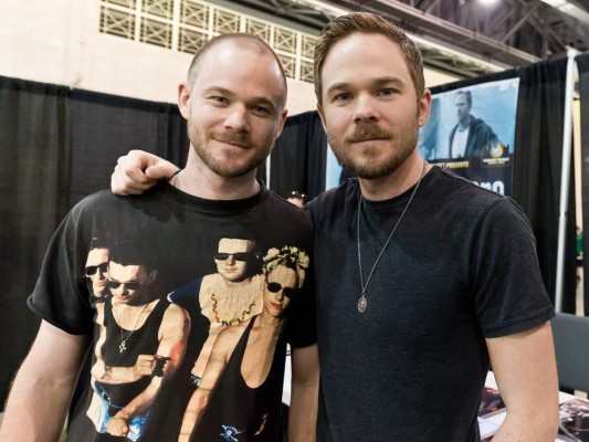 Aaron y Shawn Ashmore. Estos hermanos auténticos son gemelos y sus gustos son iguales ambos gozan de la actuación Shawn apareció en X Men y Aaron en Smallville.