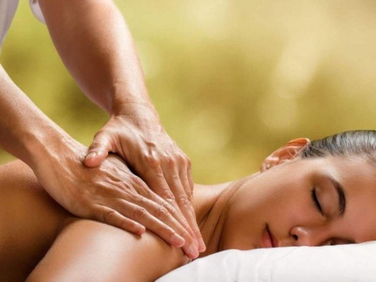 Masajes relajantes<br/>Crear un spa, un lugar en donde puedan relajarse y hacerse masajes, una noche totalmente relax para ambos es excelente idea. El tacto, las caricias y el calor de las manos a la otra persona y ofrecerlo a tu pareja es algo muy agradecido. El mejor tipo de masaje para dar en pareja es uno de estilo relajante, puedes buscar tutoriales para que no vayas a ocasionar un daño.