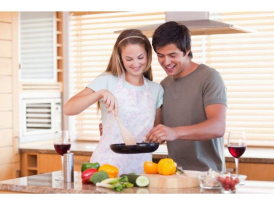 Desarrollar habilidades juntos: Una excelente idea es comenzar a desarrollar habilidades juntos, como clases de dibujo, de baile o de cocina. Lo mejor siempre será elegir una actividad que les atraiga a los dos, así se podrá disfrutar del aprendizaje y de la compañía del otro.