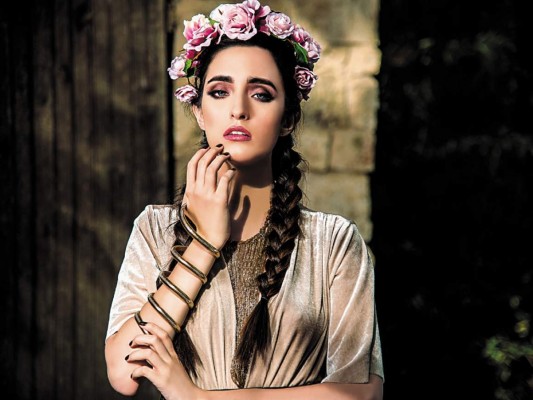 Love is in the air. El romanticismo vuelve a escena esta temporada, en la que suaves tonos beige y rosa se conjugan en looks bohemios y femeninos, que nos transportan a otras épocas. Flower headband, cinturón y falda by Forever 21; top by Roka; collar y pulsera by The Heels maleta by Danilo’s